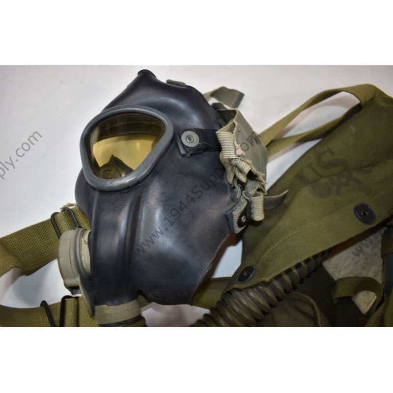 Lightweight service gasmask in bag  - 6