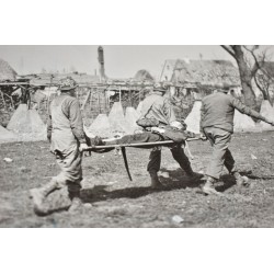 Photo de médecins transportant un Allemand blessé  - 2