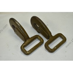 T/5 reserve parachute hooks