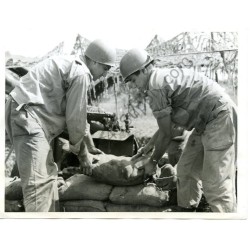 Original photo of GI's putting sandbags around their gun pit in Italy  - 1