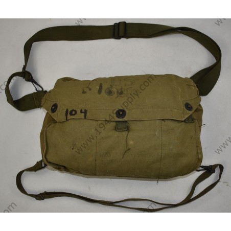 Lightweight service gasmask bag