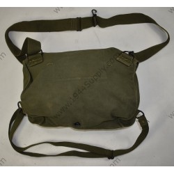 Lightweight service gasmask bag