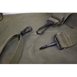 Lightweight service gasmask bag