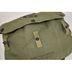 Lightweight service gasmask bag