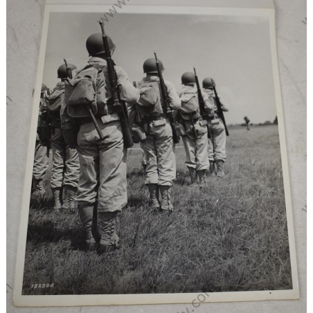 Photo of soldiers with new type helmets