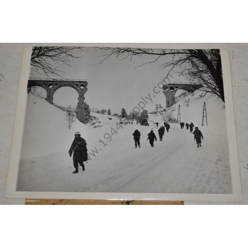 Photo of 2nd Division GI's in the snow