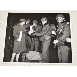 Photo de troupes recevant du café et des donuts