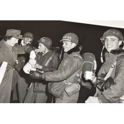 Photo de troupes recevant du café et des donuts