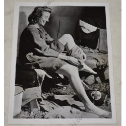 Photo d'une infirmière prenant un bain de pieds avec un casque