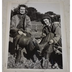 Photo of two nurses on Anzio beachhead