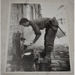 Photo d'un GI se lavant à Villedieu