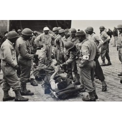 Photo of US wounded arriving in England