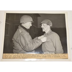 Photo du Maj. Gen. Robert T. Frederick en train d'être décoré