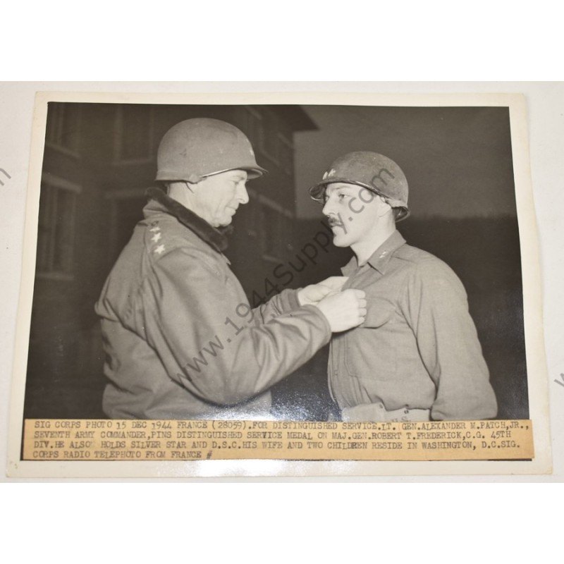 Photo du Maj. Gen. Robert T. Frederick en train d'être décoré