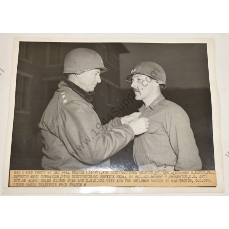 Photo du Maj. Gen. Robert T. Frederick en train d'être décoré