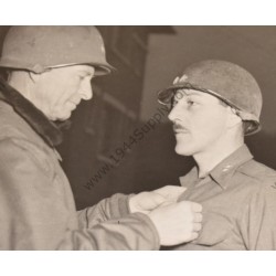Photo du Maj. Gen. Robert T. Frederick en train d'être décoré