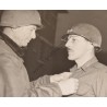 Photo du Maj. Gen. Robert T. Frederick en train d'être décoré