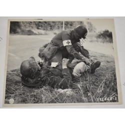Photo d'un médecin traitant un soldat allemand