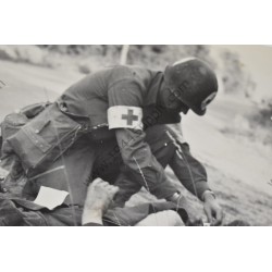 Photo d'un médecin traitant un soldat allemand