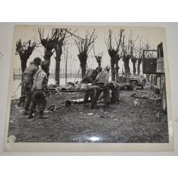 Photo de médecins transportant une victime