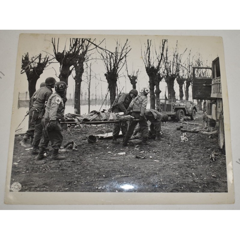 Photo de médecins transportant une victime