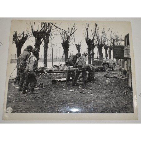 Photo de médecins transportant une victime