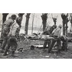 Photo de médecins transportant une victime