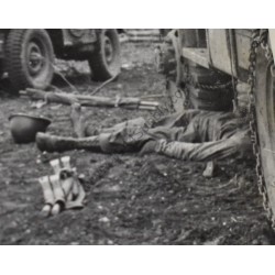 Photo de médecins transportant une victime