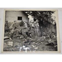 Photo de médecins soignant des Allemands près de St-Lô
