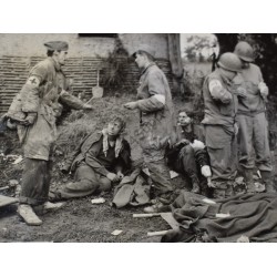 Photo de médecins soignant des Allemands près de St-Lô