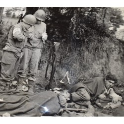Photo de médecins soignant des Allemands près de St-Lô