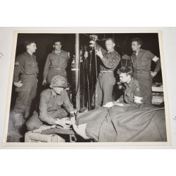 copy of Photo d'un médecin traitant un soldat allemand.