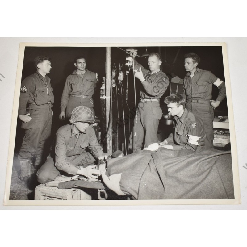 copy of Photo d'un médecin traitant un soldat allemand.