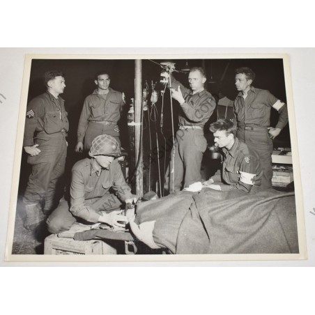 copy of Photo d'un médecin traitant un soldat allemand.