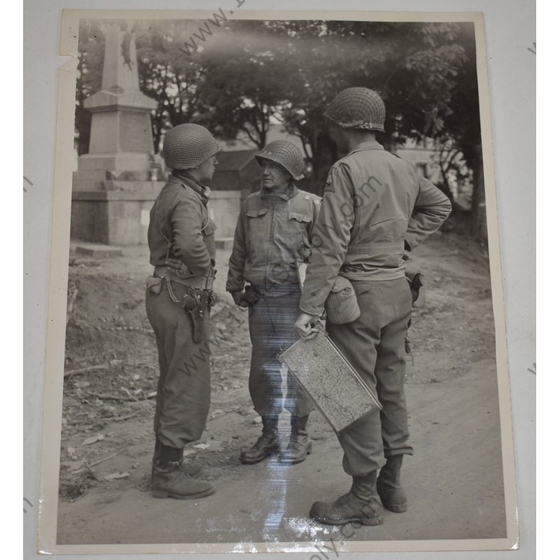 Photo of 3rd Armored Division officers in Saint-Denis-le-Gast Photo of 3rd Armored Division officers in Saint-Denis-le-Gast