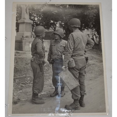 Photo of 3rd Armored Division officers in Saint-Denis-le-Gast
