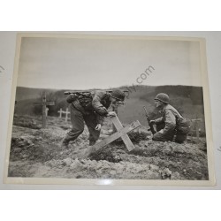 Photo de GI's de la 26e Division au cimetière allemand
