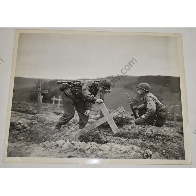 Photo de GI's de la 26e Division au cimetière allemand