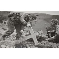 Photo de GI's de la 26e Division au cimetière allemand