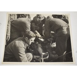 Photo de médecins de la 3e armée soignant un soldat allemand