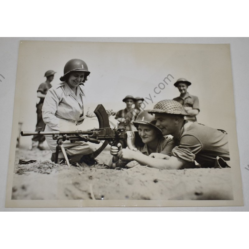 Photo de deux infirmières maniant une mitrailleuse Bren Photo de deux infirmières maniant une mitrailleuse Bren