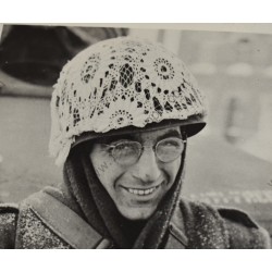 Photo d'un GI portant un camouflage hivernal improvisé sur son casque