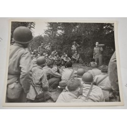 Photo de remplaçants recevant une conférence sur les mines