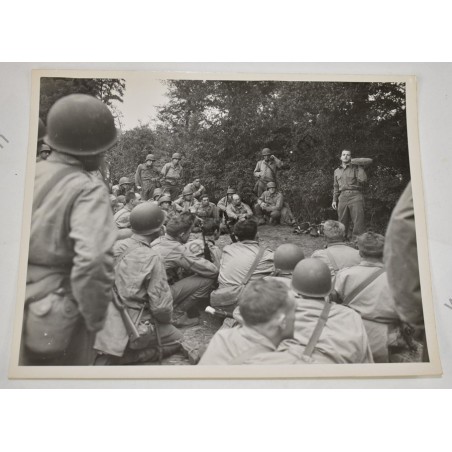 Photo of replacements receiving lecture on mines
