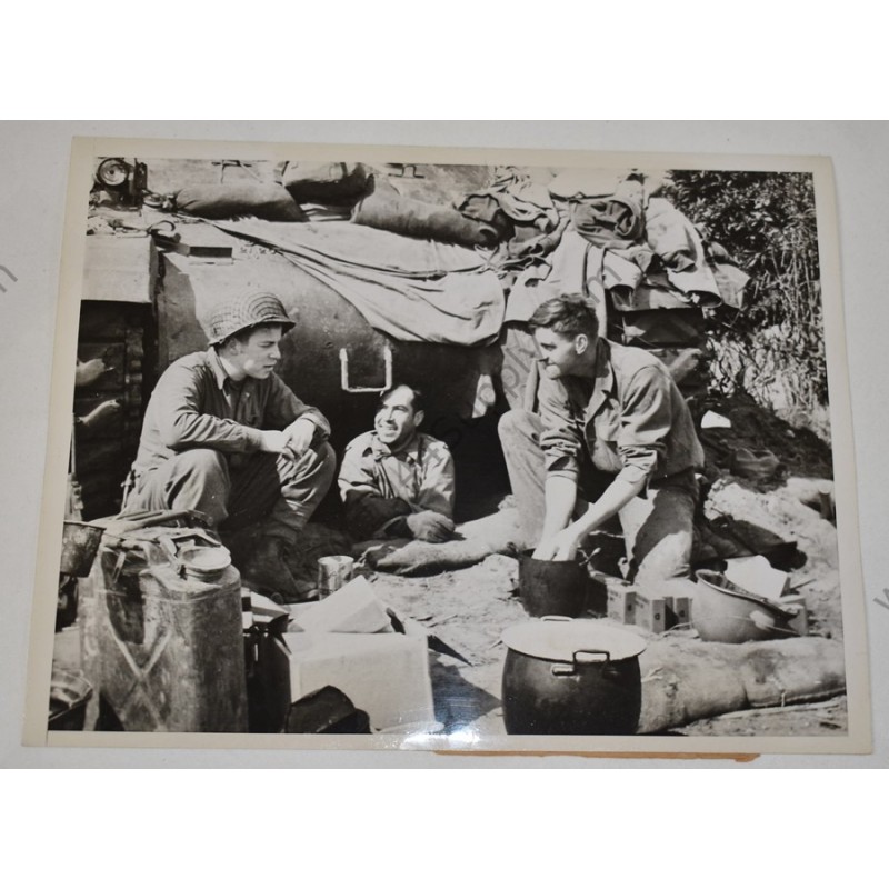 Photo de GI's sur un char Sherman en Italie