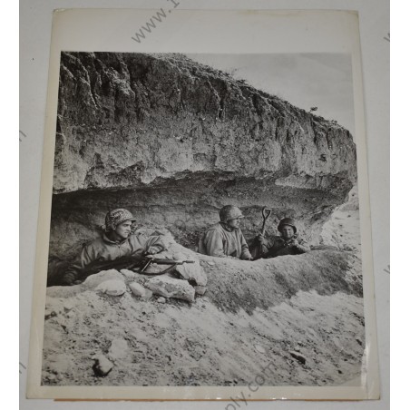 Photo de l'équipage d'un chasseur de chars dans un abri
