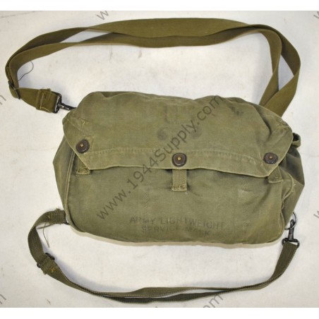 Lightweight service gasmask bag