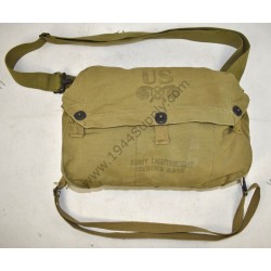 Lightweight service gasmask bag