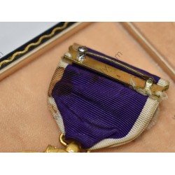 Purple Heart 'numbered' medal set in coffin case