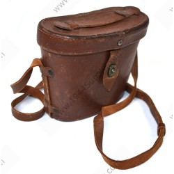 Jumelles dans étui en cuir